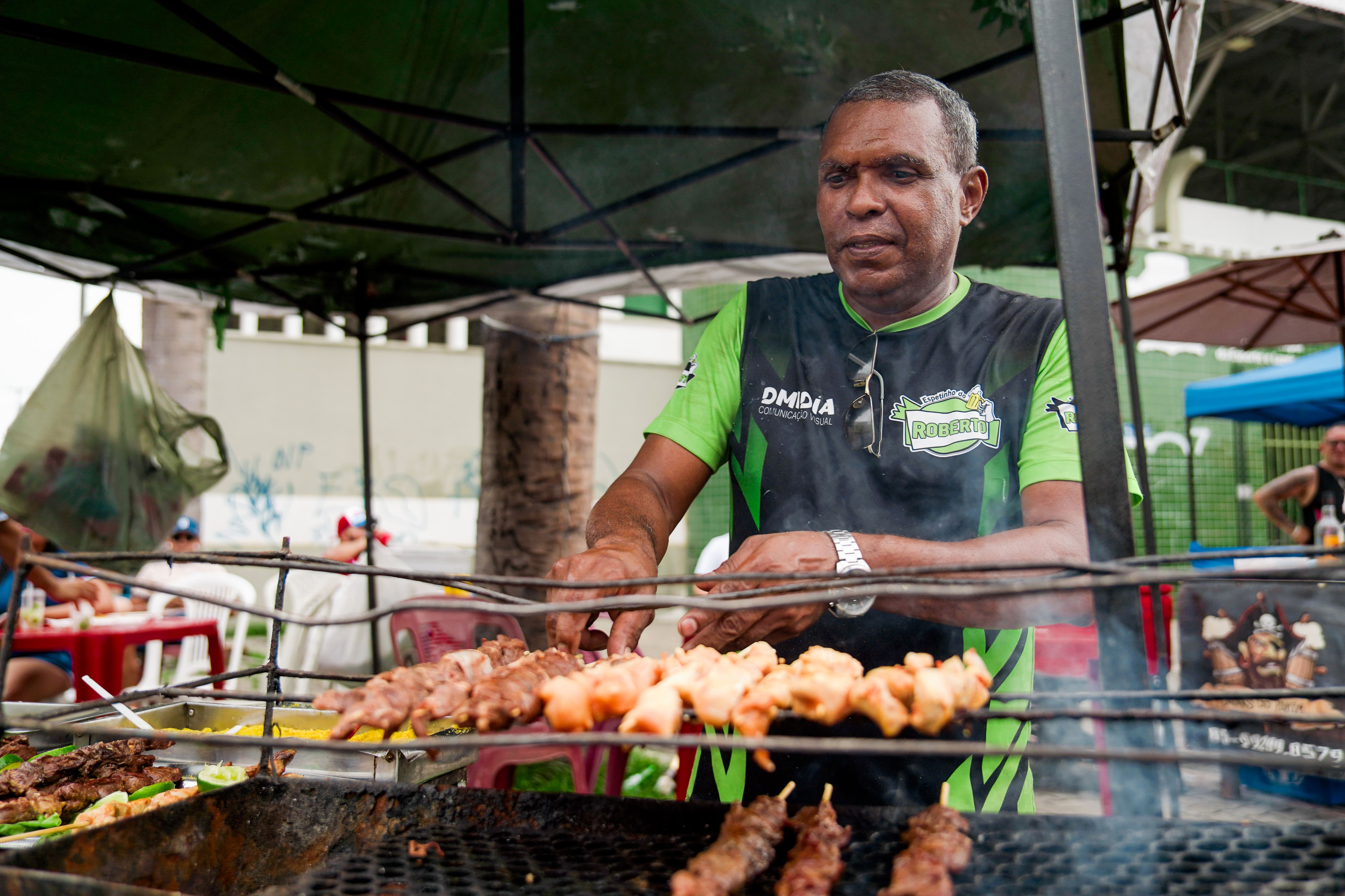 Roberto Barbosa, vendedor de espetinhos na Praça da Gentilândia, celebrou o movimento reforçado pelo Carnaval